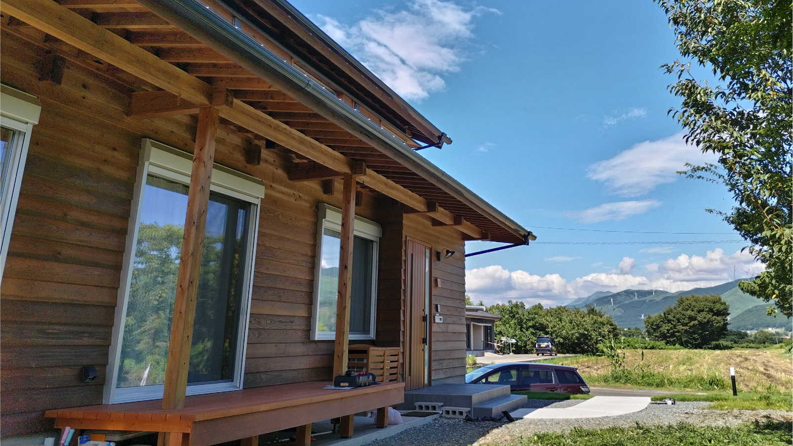 自然の中に建つ木造住宅